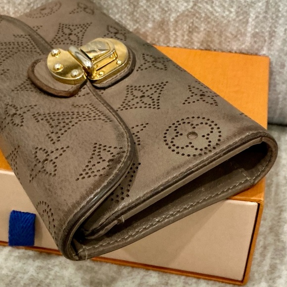 ✨💎LOUIS VUITTON💎✨ MAHINA WALLET WITH BOX AND GIFT! - Picture 5 of 12